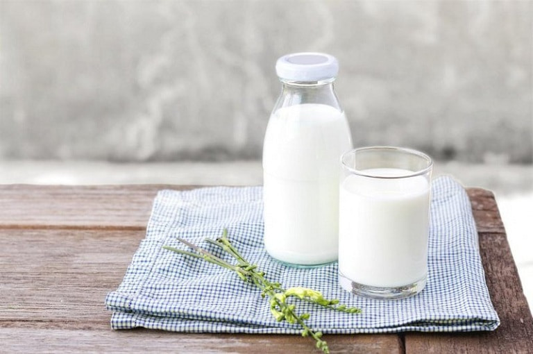 Người bị viêm họng có nên uống sữa không?